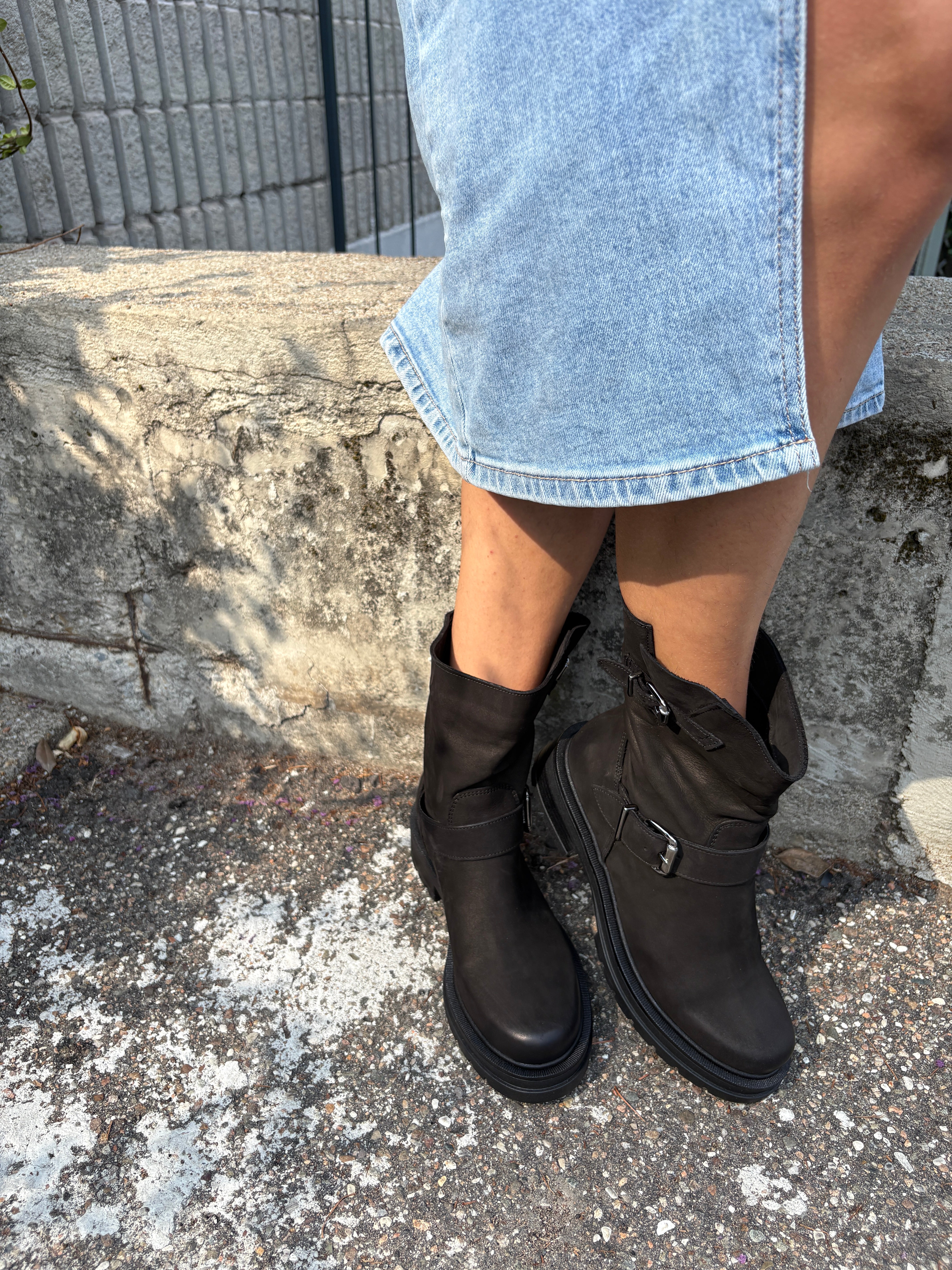 Stivaletto in nabuk con fibbie laterali