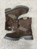 Stivaletto in nabuk con fibbie laterali