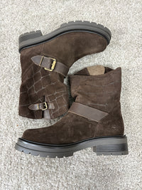 Stivaletto in nabuk con fibbie laterali