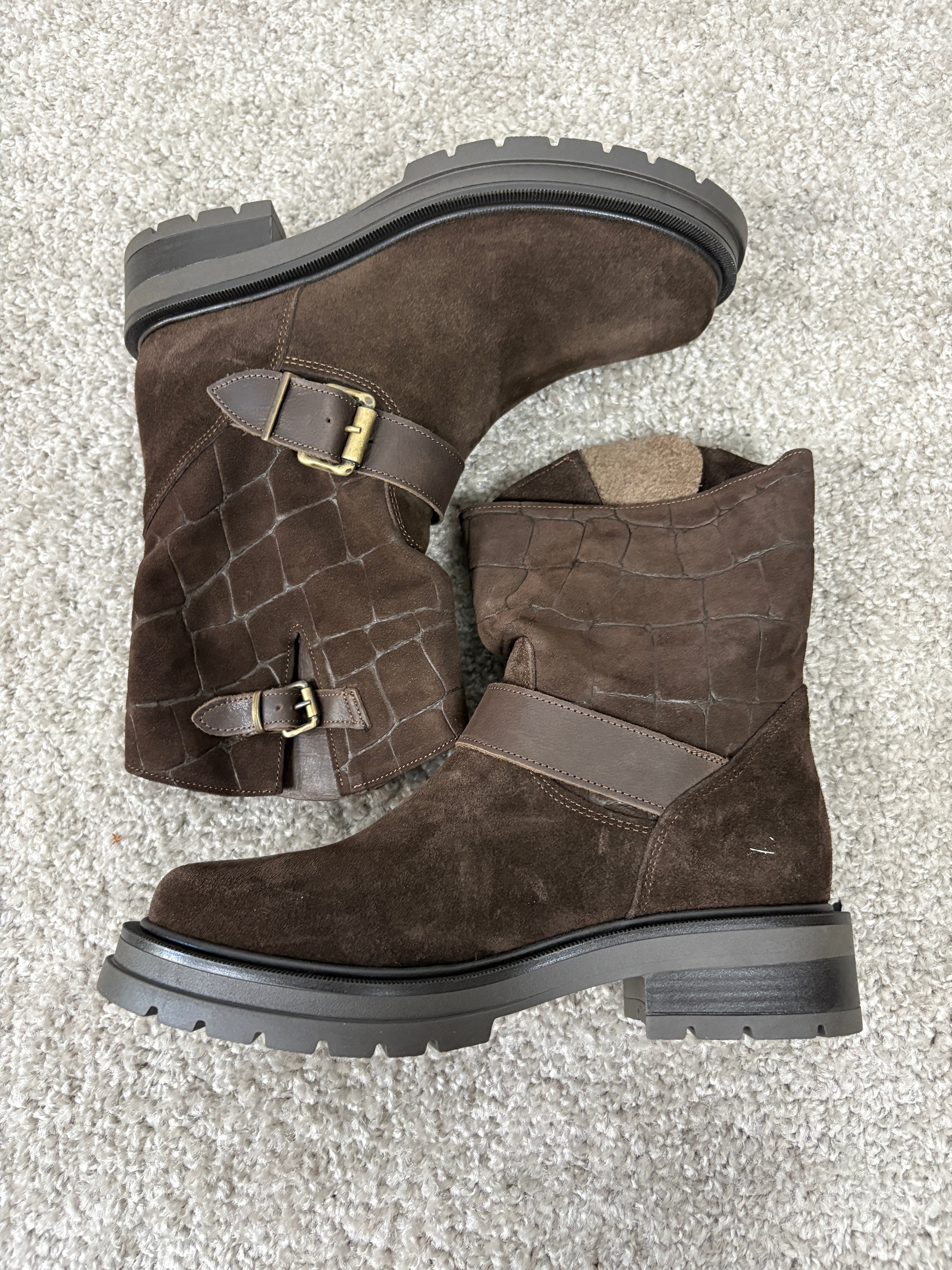 Stivaletto in nabuk con fibbie laterali
