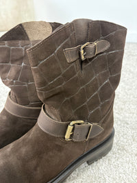Stivaletto in nabuk con fibbie laterali