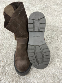 Stivaletto in nabuk con fibbie laterali