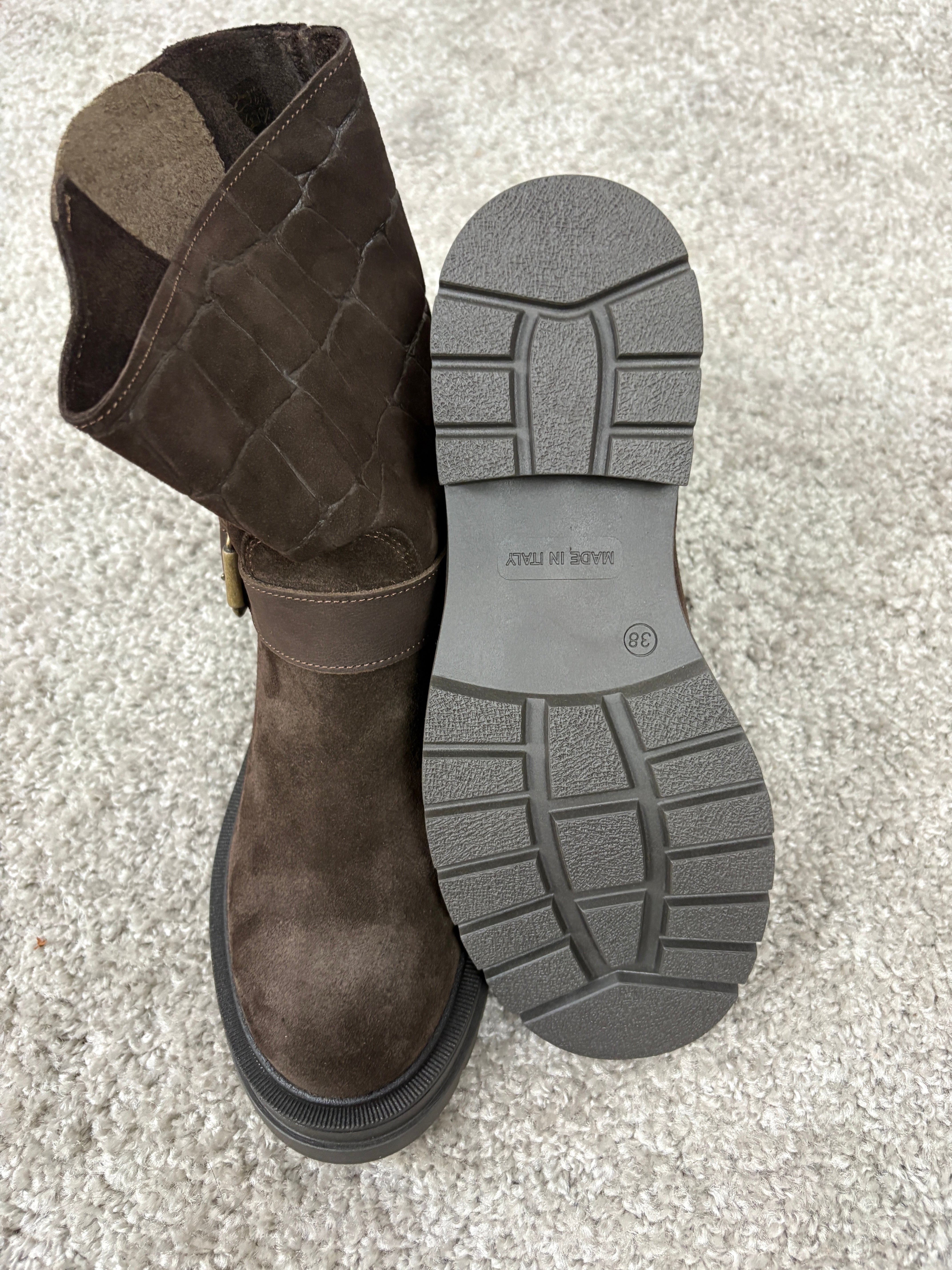 Stivaletto in nabuk con fibbie laterali