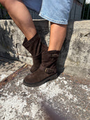 Stivaletto in nabuk con fibbie laterali
