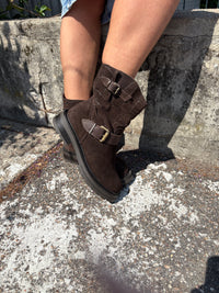 Stivaletto in nabuk con fibbie laterali