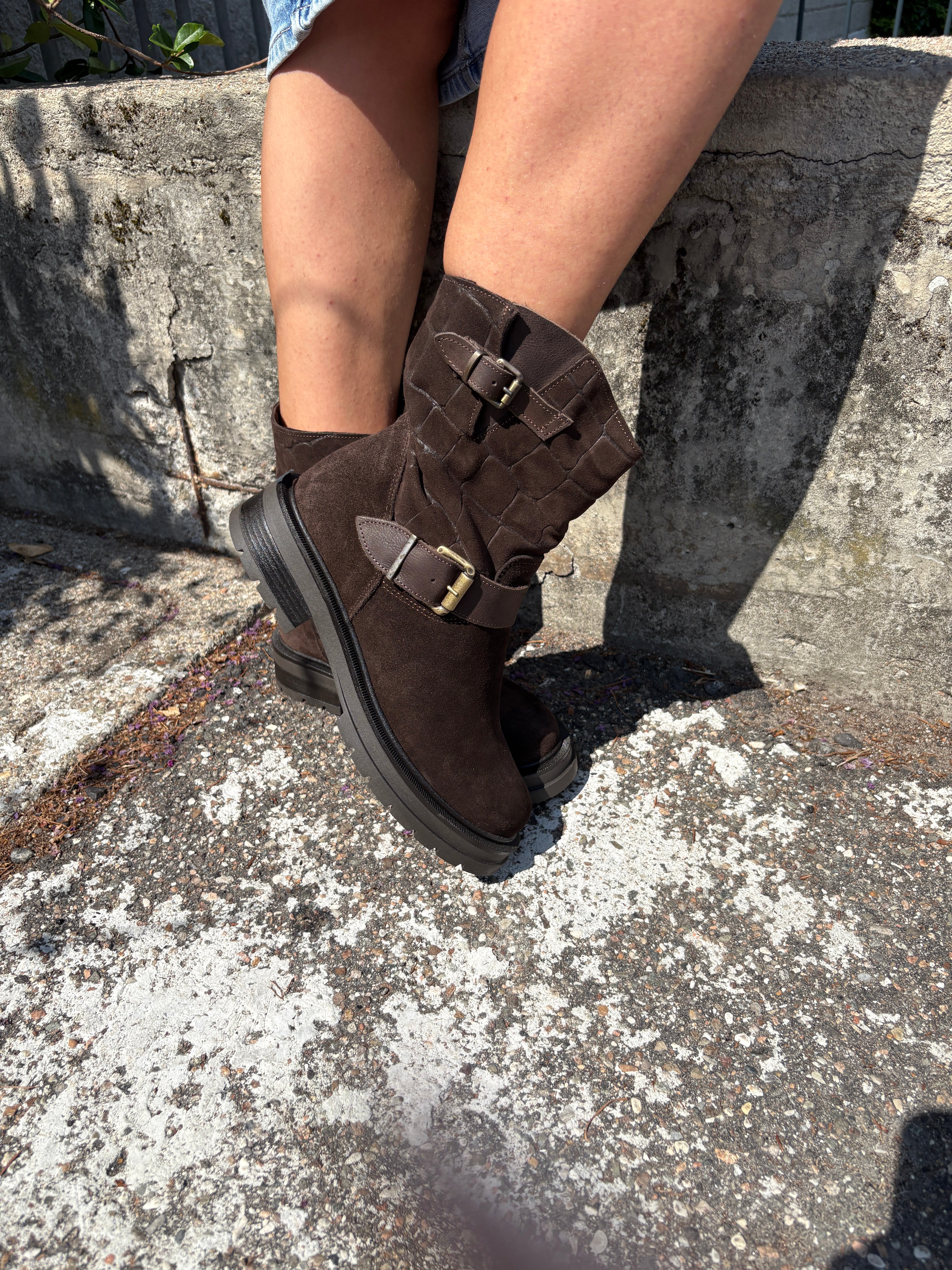Stivaletto in nabuk con fibbie laterali