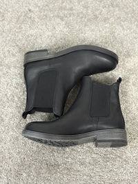 Stivaletto in nappa nera con elastico laterale