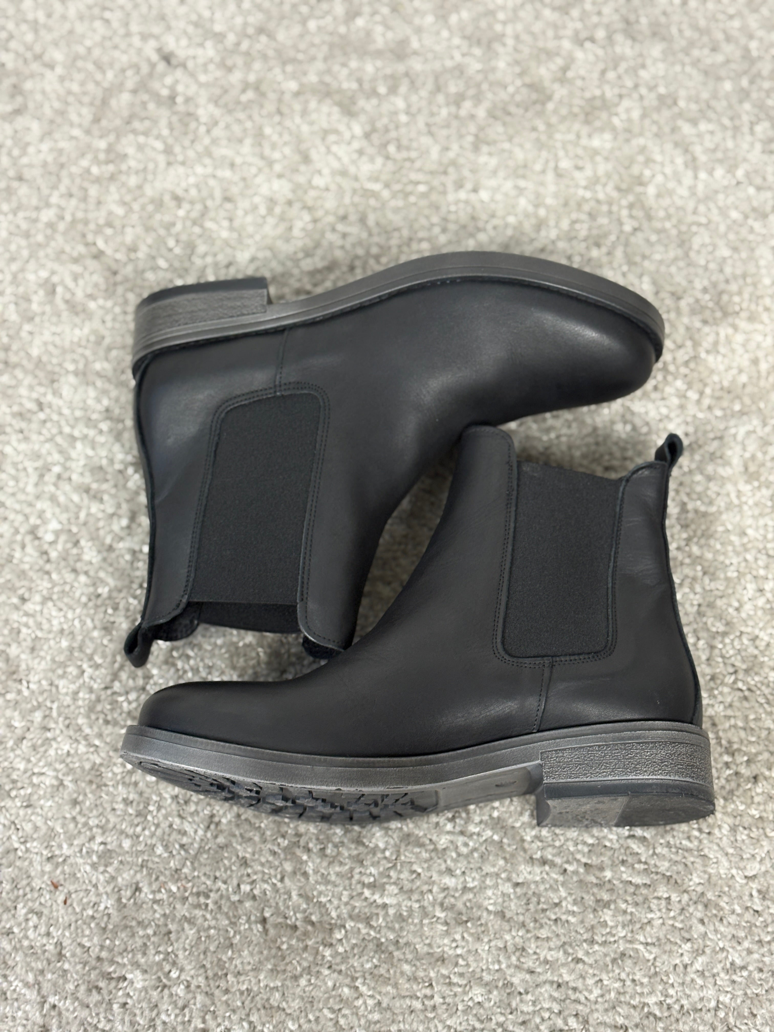 Stivaletto in nappa nera con elastico laterale