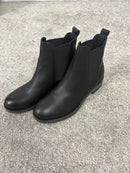 Stivaletto in nappa nera con elastico laterale