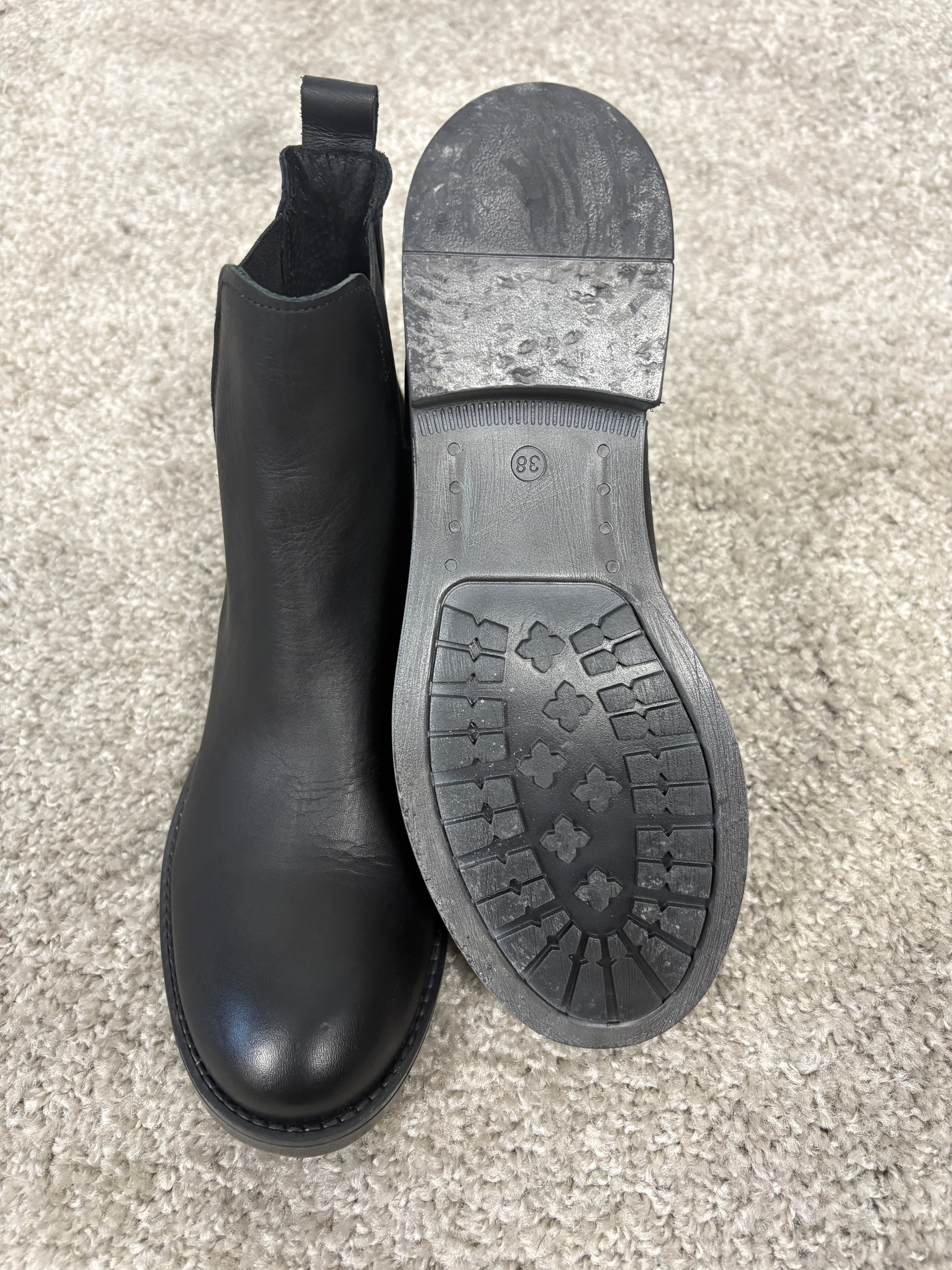 Stivaletto in nappa nera con elastico laterale