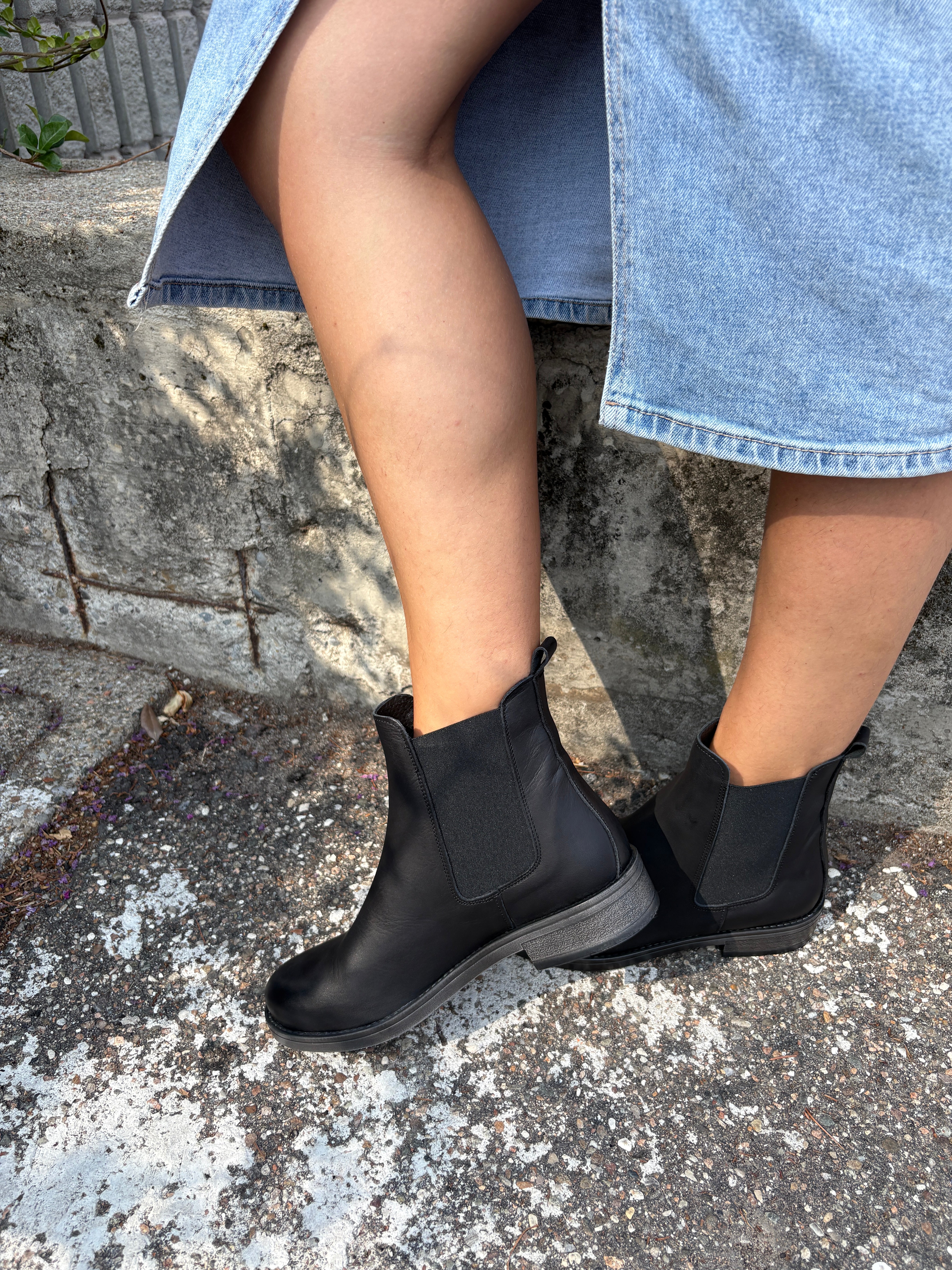 Stivaletto in nappa nera con elastico laterale