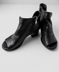 Stivaletto open-toe in nappa con tacco largo