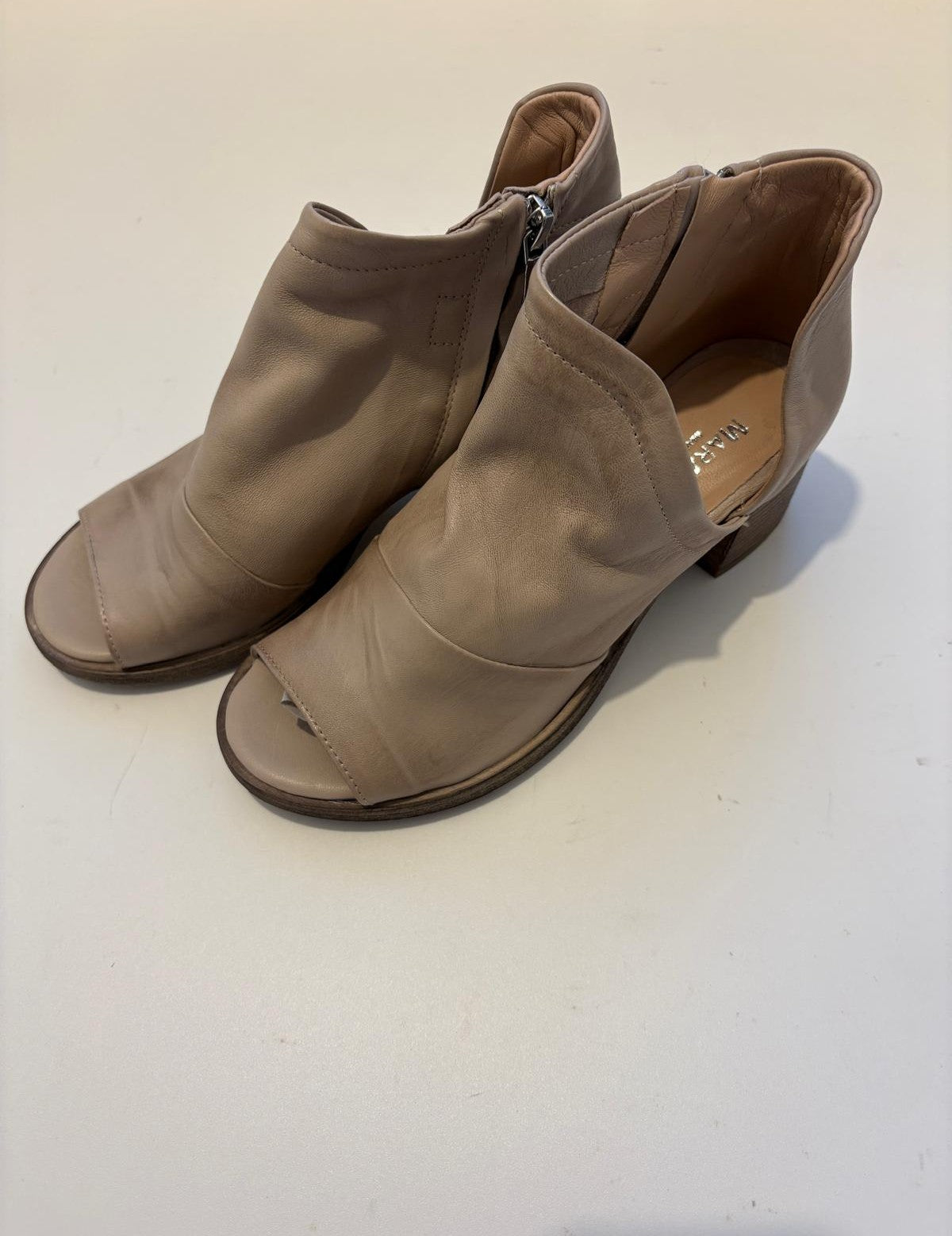 Stivaletto open-toe in nappa con tacco largo