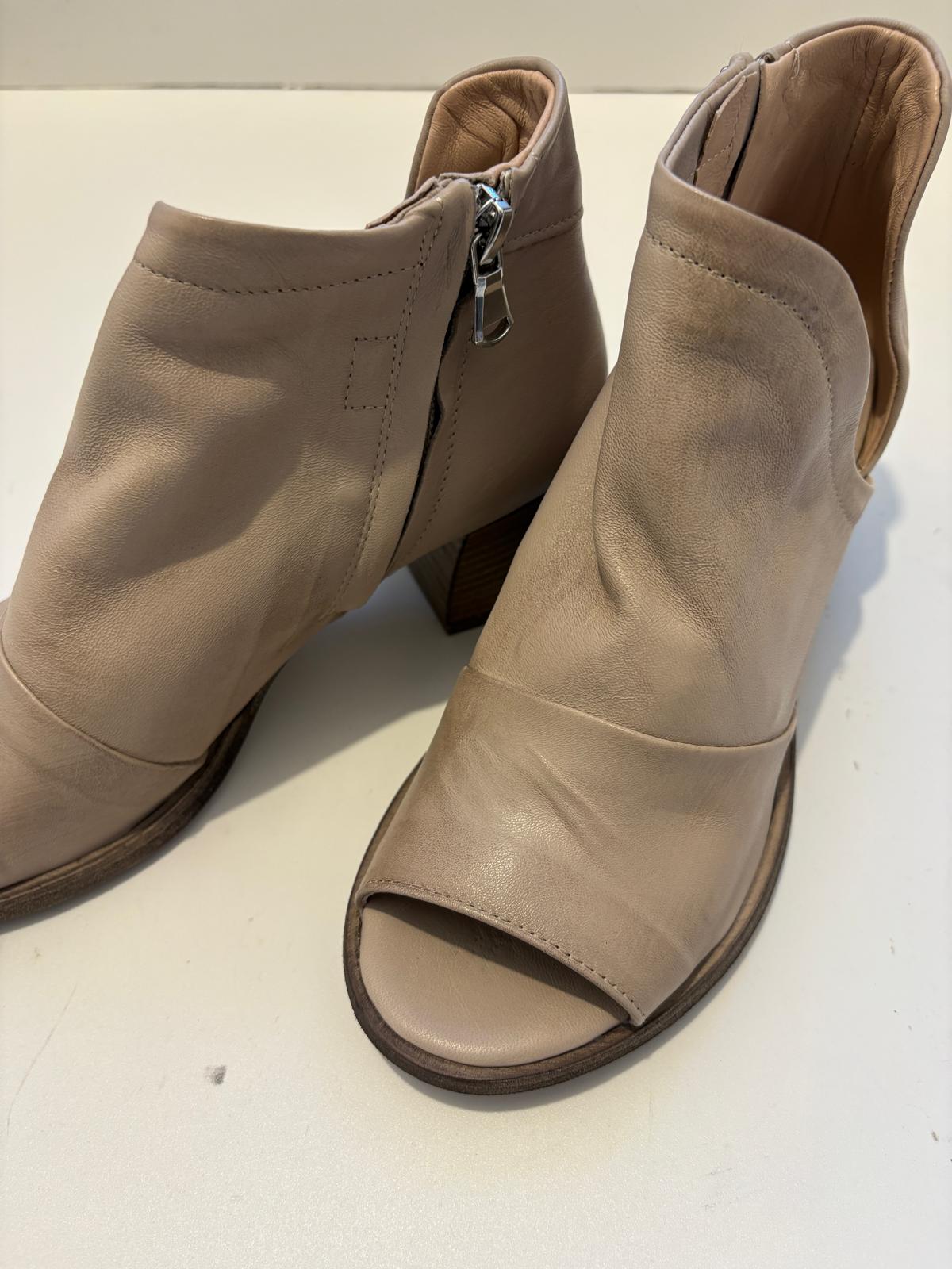 Stivaletto open-toe in nappa con tacco largo