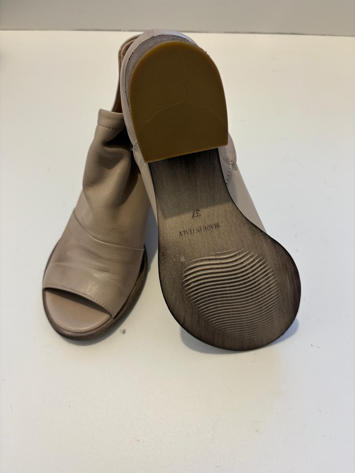 Stivaletto open-toe in nappa con tacco largo
