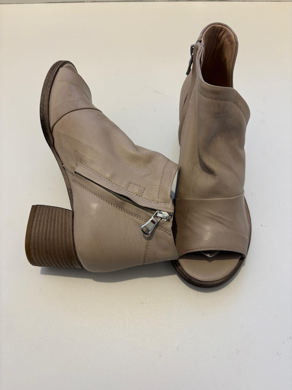 Stivaletto open-toe in nappa con tacco largo