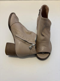 Stivaletto open-toe in nappa con tacco largo