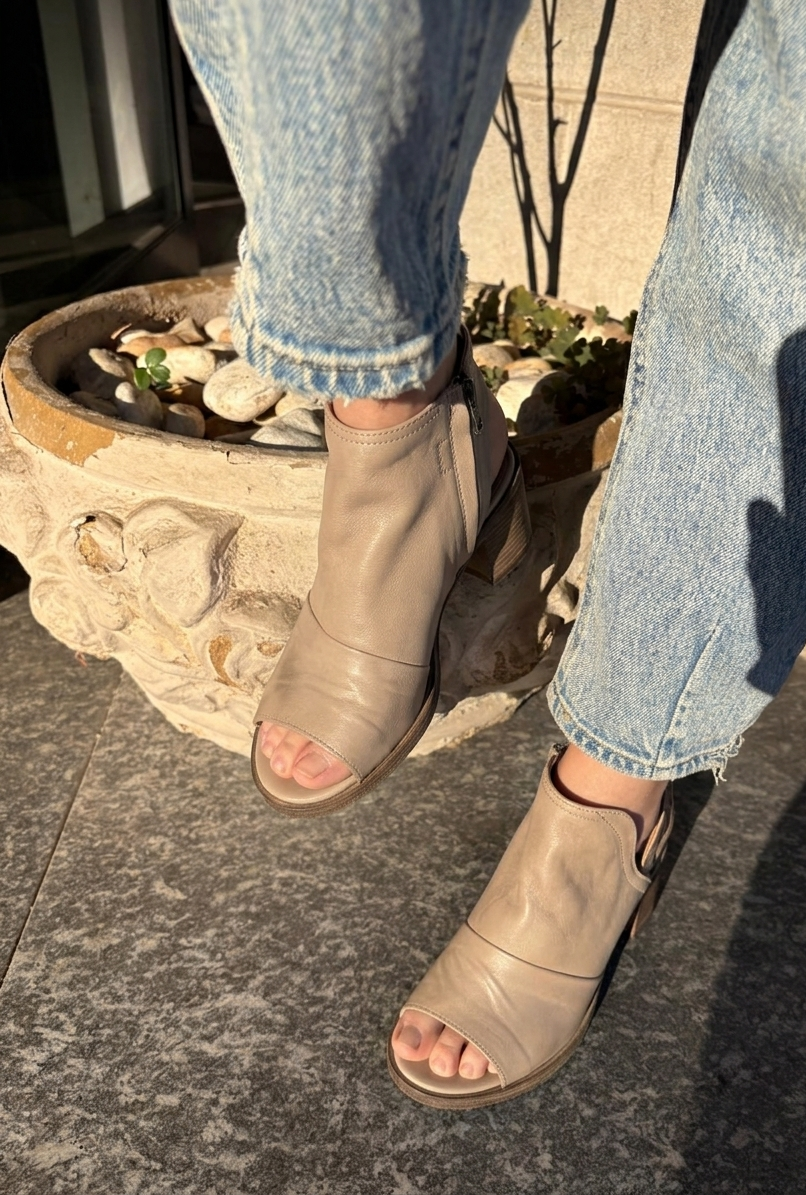 Stivaletto open-toe in nappa con tacco largo