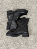 Stivaletto in pelle nera con fondo carrarmato