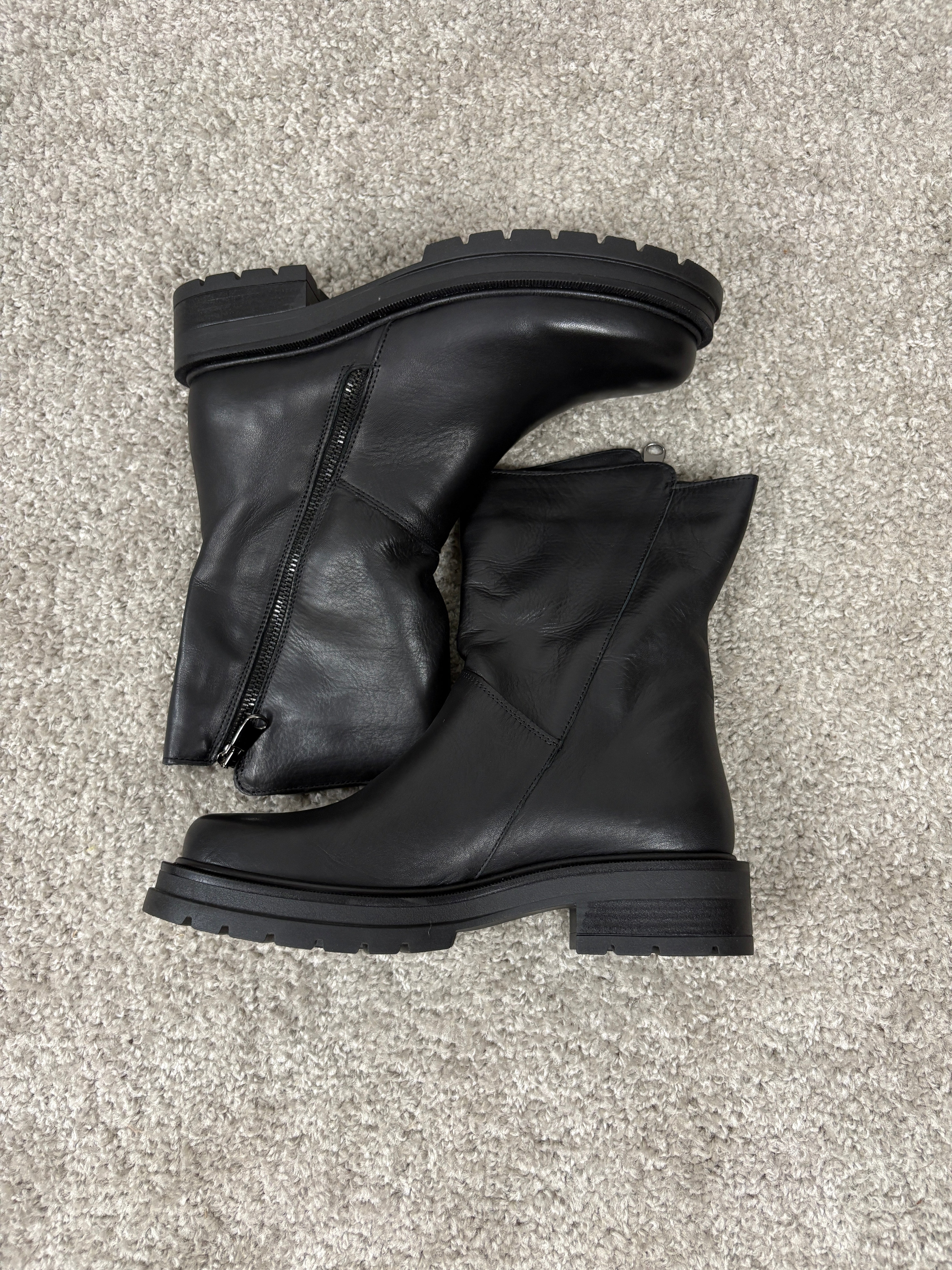 Stivaletto in pelle nera con fondo carrarmato