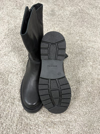 Stivaletto in pelle nera con fondo carrarmato