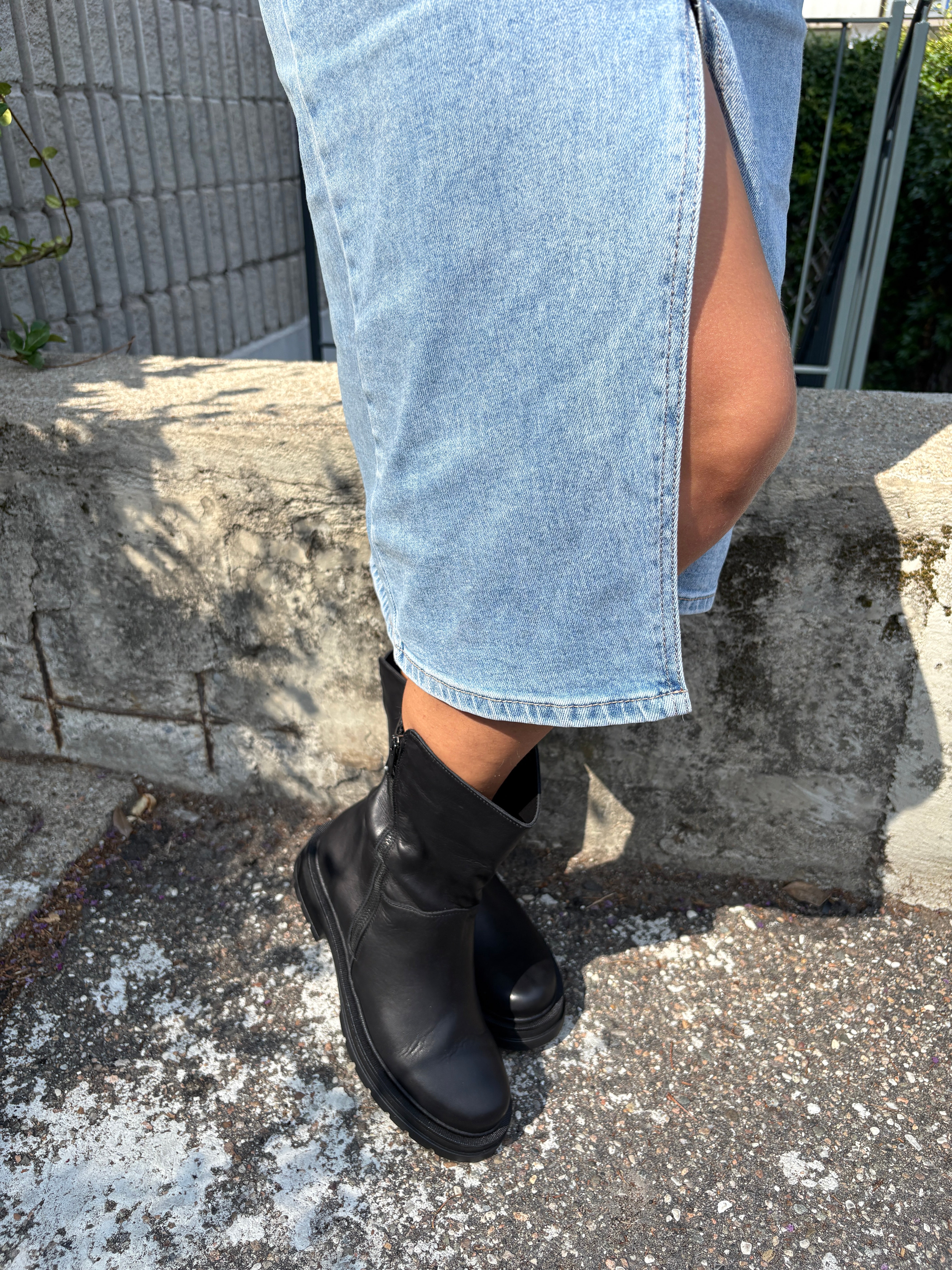 Stivaletto in pelle nera con fondo carrarmato