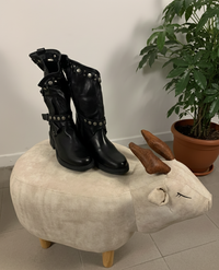 Stivaletto Silvana in pelle con borchie