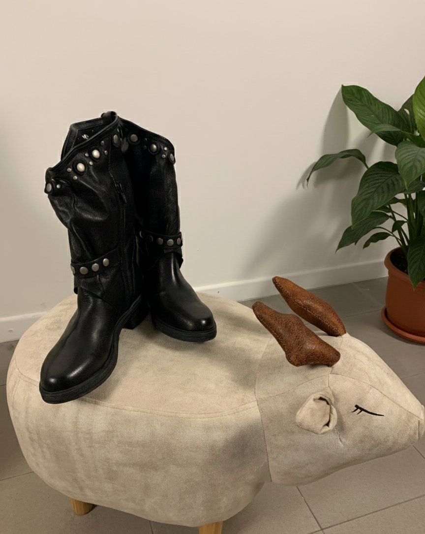 Stivaletto Silvana in pelle con borchie