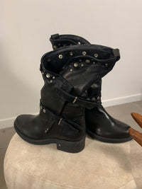 Stivaletto Silvana in pelle con borchie