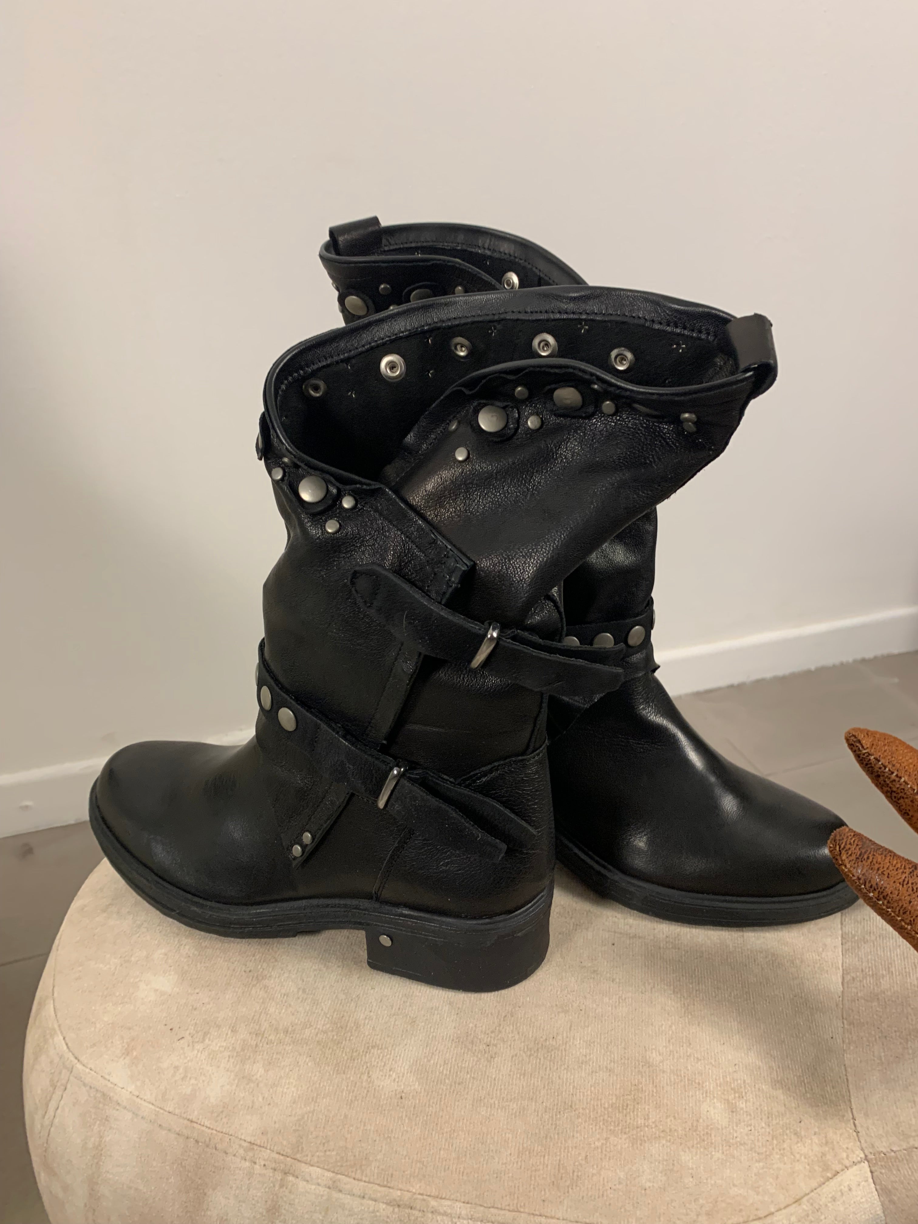 Stivaletto Silvana in pelle con borchie