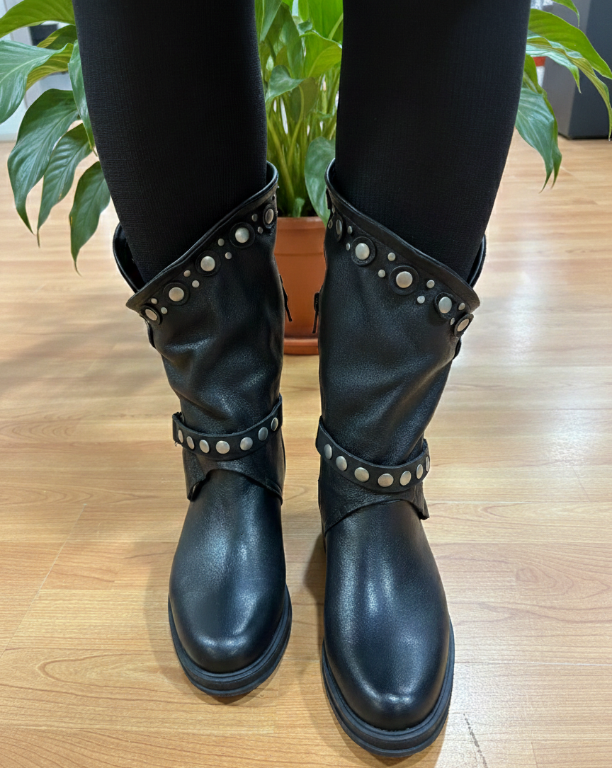 Stivaletto Silvana in pelle con borchie