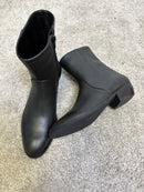 Stivaletto simil texano in nappa nera con tacco spiovente