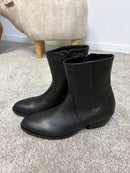 Stivaletto simil texano in nappa nera con tacco spiovente