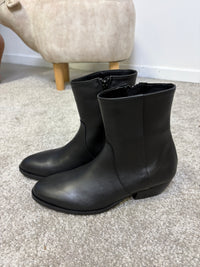 Stivaletto simil texano in nappa nera con tacco spiovente