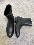 Stivaletto simil texano in nappa nera con tacco spiovente