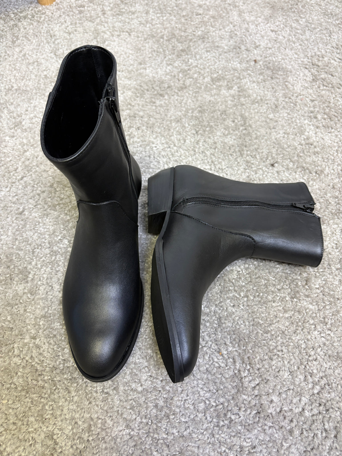 Stivaletto simil texano in nappa nera con tacco spiovente