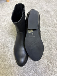 Stivaletto simil texano in nappa nera con tacco spiovente