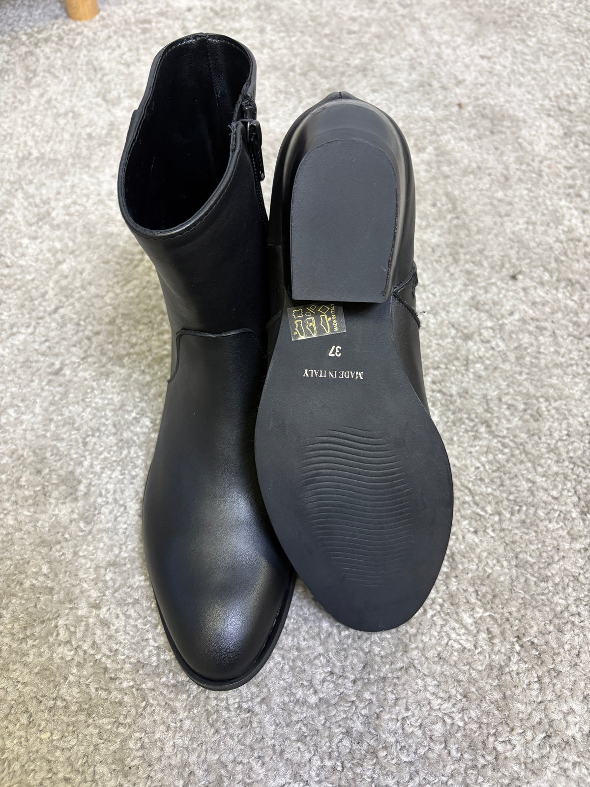 Stivaletto simil texano in nappa nera con tacco spiovente