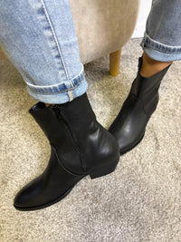 Stivaletto simil texano in nappa nera con tacco spiovente