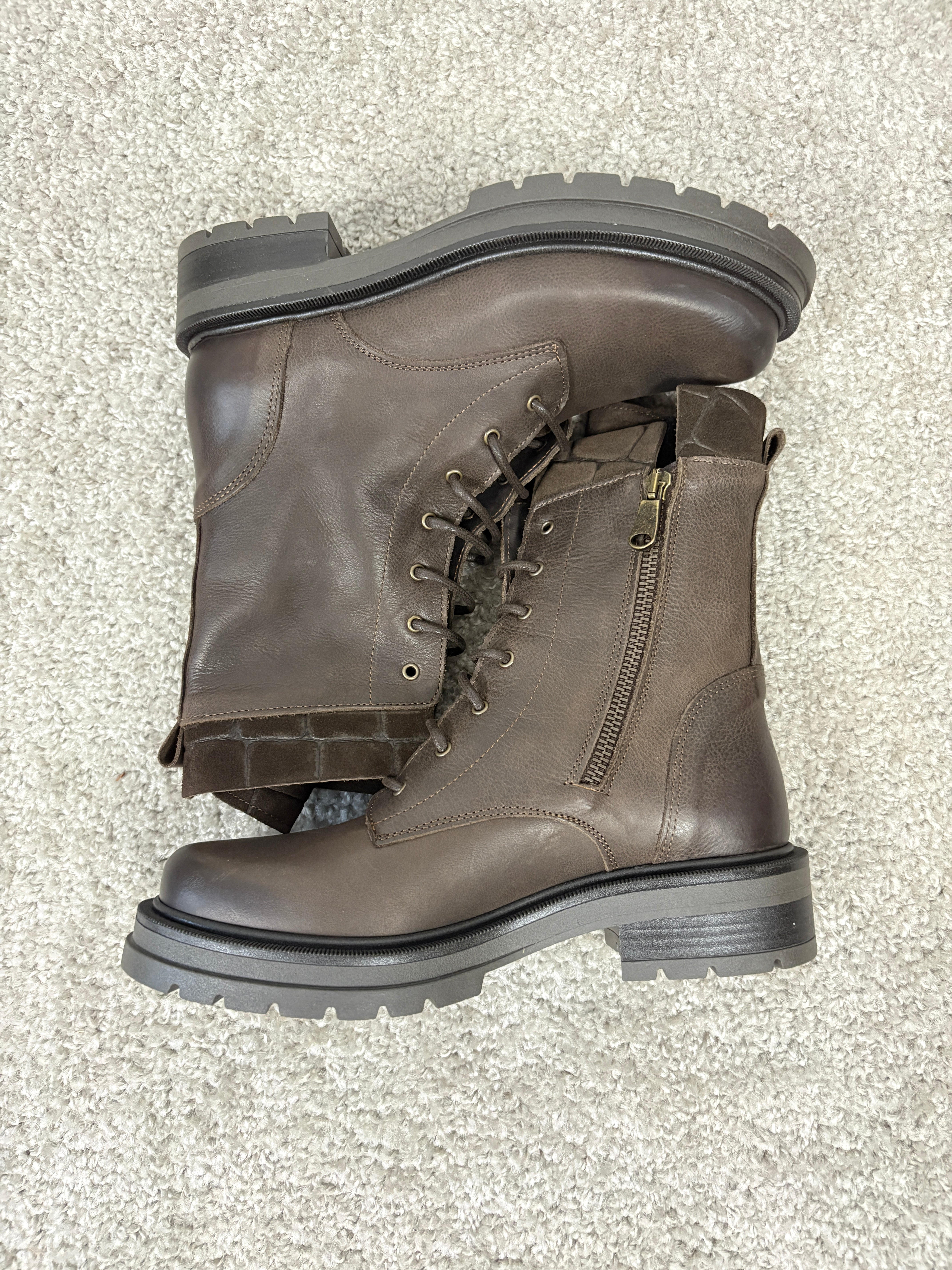 Stivaletto vintage in pelle con dettagli cocco