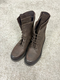 Stivaletto vintage in pelle con dettagli cocco