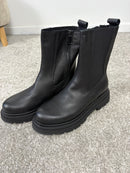 Stivaletto alto in pelle nera con elastico laterale