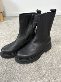 Stivaletto alto in pelle nera con elastico laterale