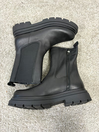 Stivaletto alto in pelle nera con elastico laterale