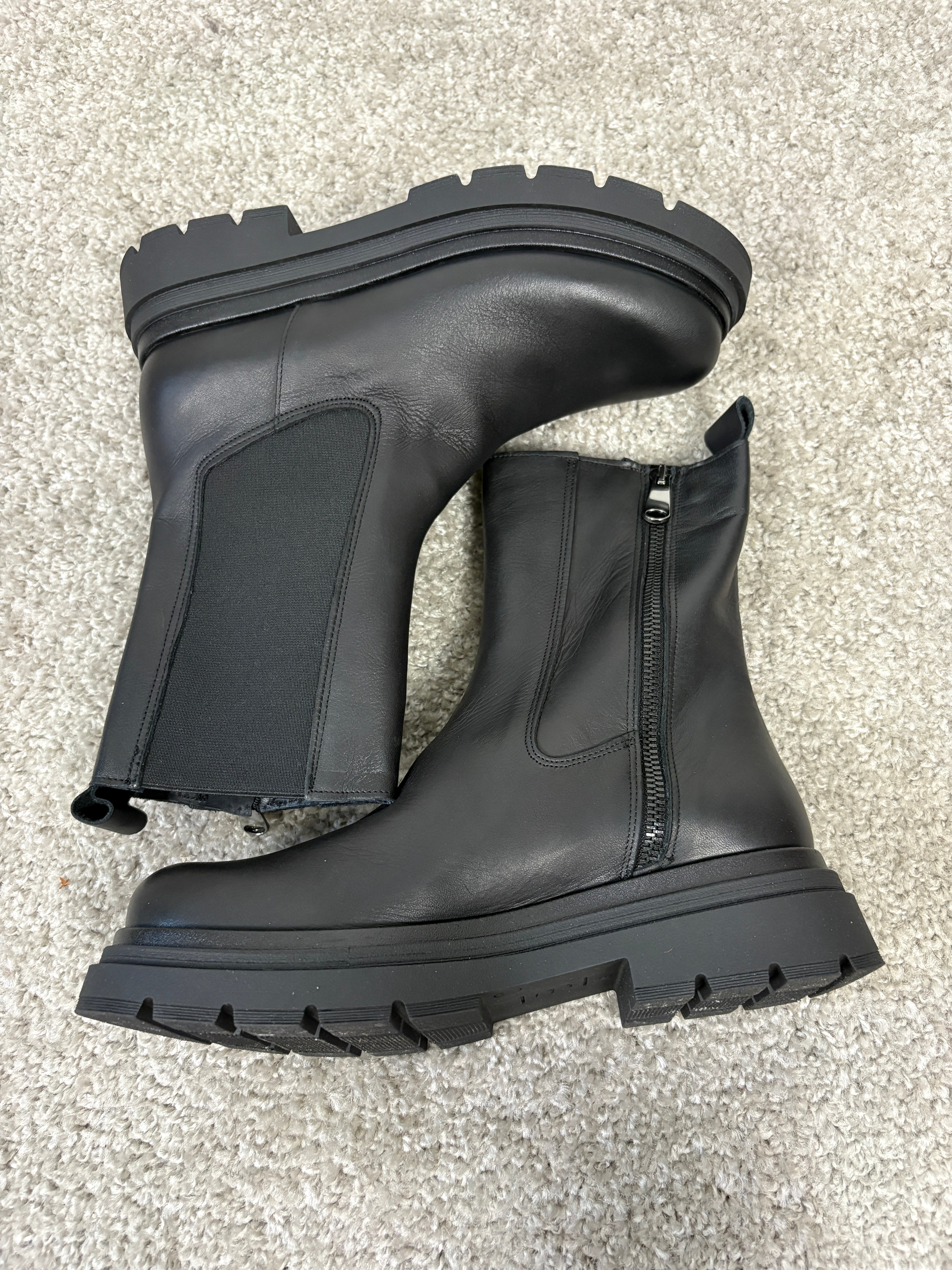 Stivaletto alto in pelle nera con elastico laterale