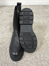 Stivaletto alto in pelle nera con elastico laterale