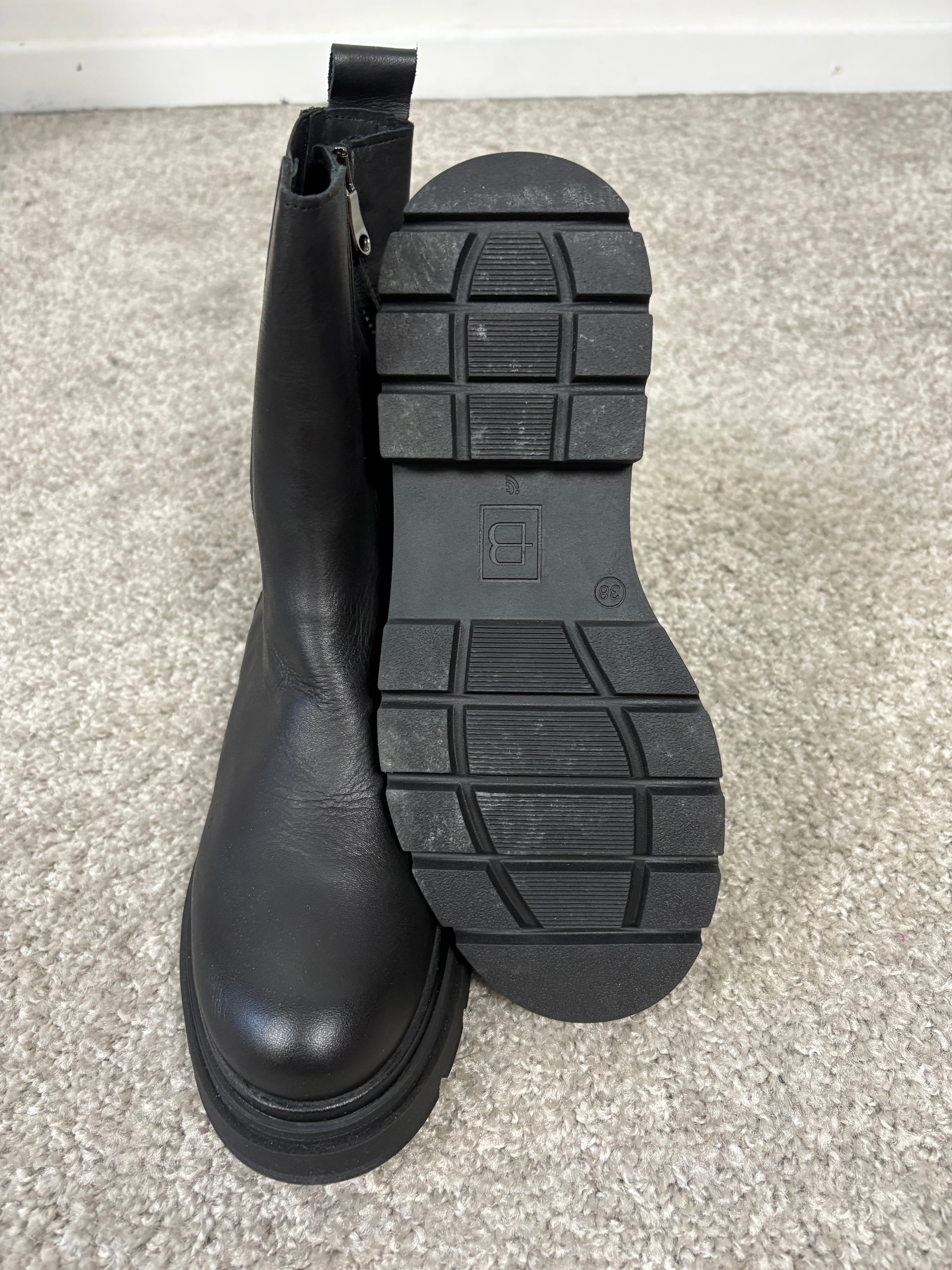 Stivaletto alto in pelle nera con elastico laterale