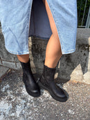 Stivaletto alto in pelle nera con elastico laterale