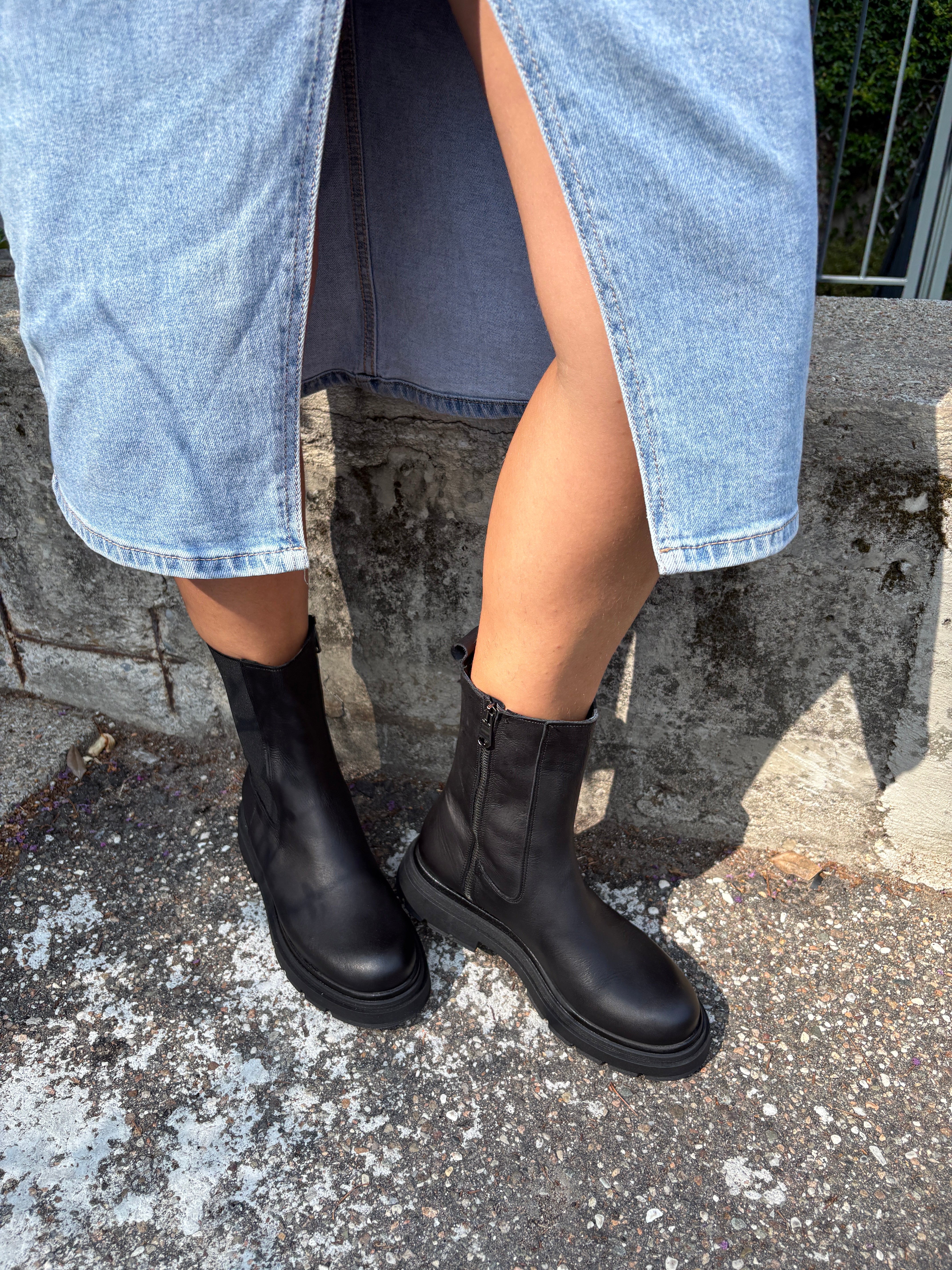Stivaletto alto in pelle nera con elastico laterale