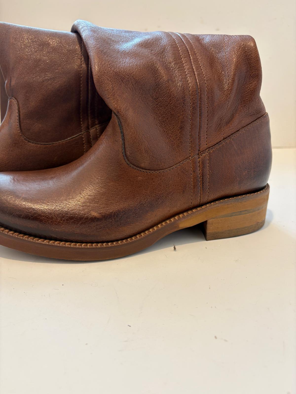 N6 Milano square-toe boots in brushed leather